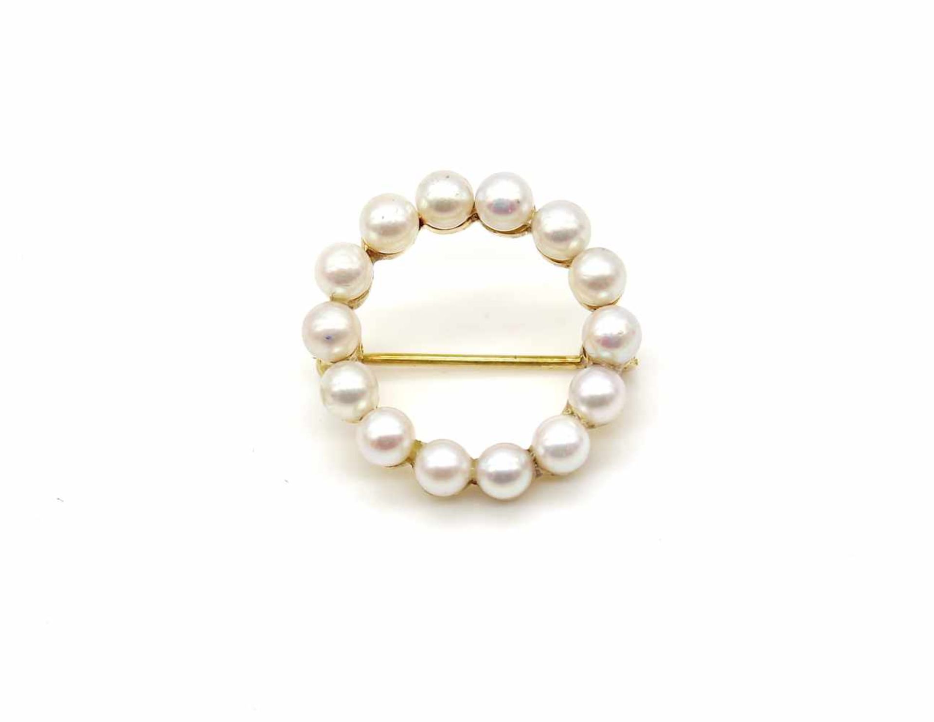 Brooch made of 585 gold with small cultured pearls, weight 3,6 g, diameter 22,1 mmBrosche aus