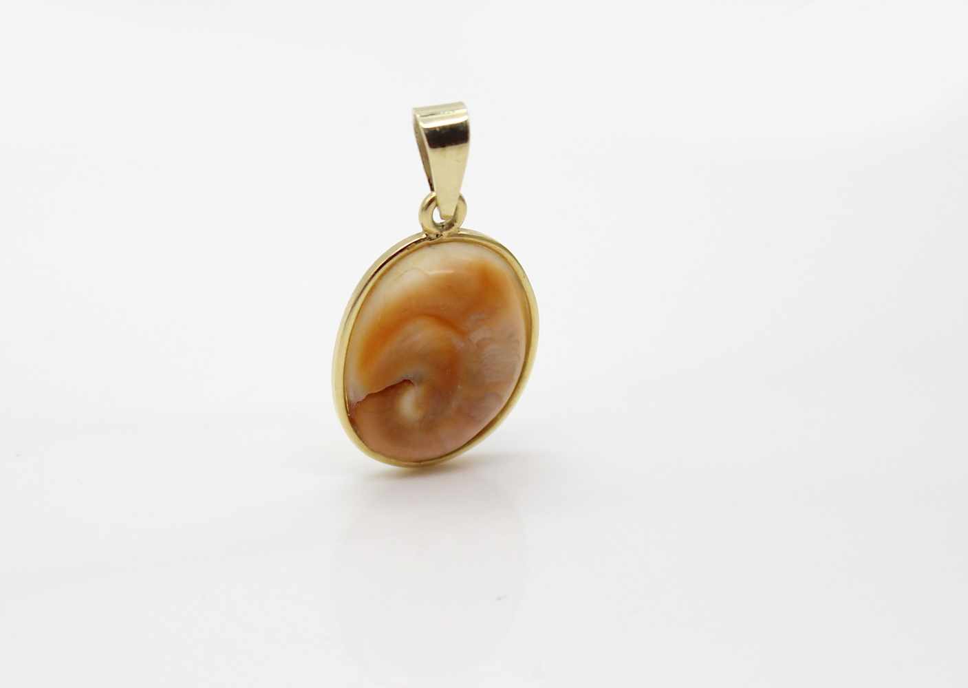 Pendant tested for 585 gold, the stone is probably part of a snail shell,Weight 2.3 g, dimensions - Image 3 of 3