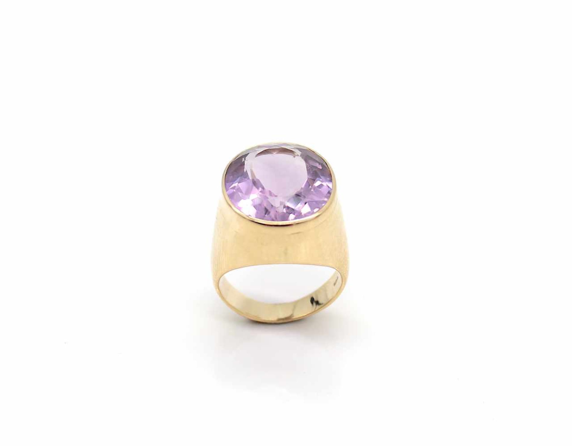 Ring of 585 gold with an amethyst, Weight 12 g, size 50Ring aus 585er Gold mit einem Amethyst,