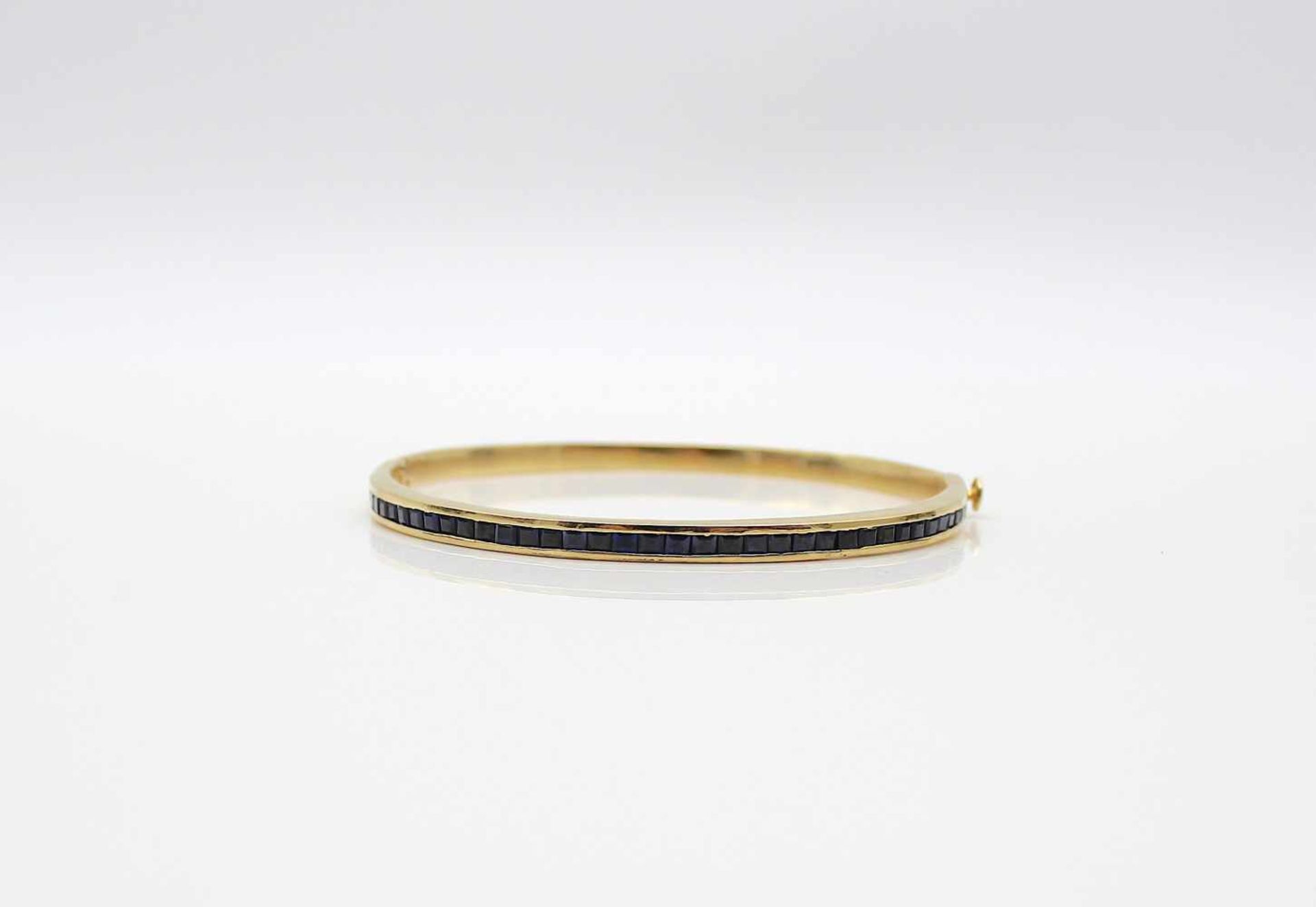 Bangle tested for 21,6 ct gold with 36 sapphires, total ca. 4 ct. The bracelet would have to be re- - Bild 4 aus 4