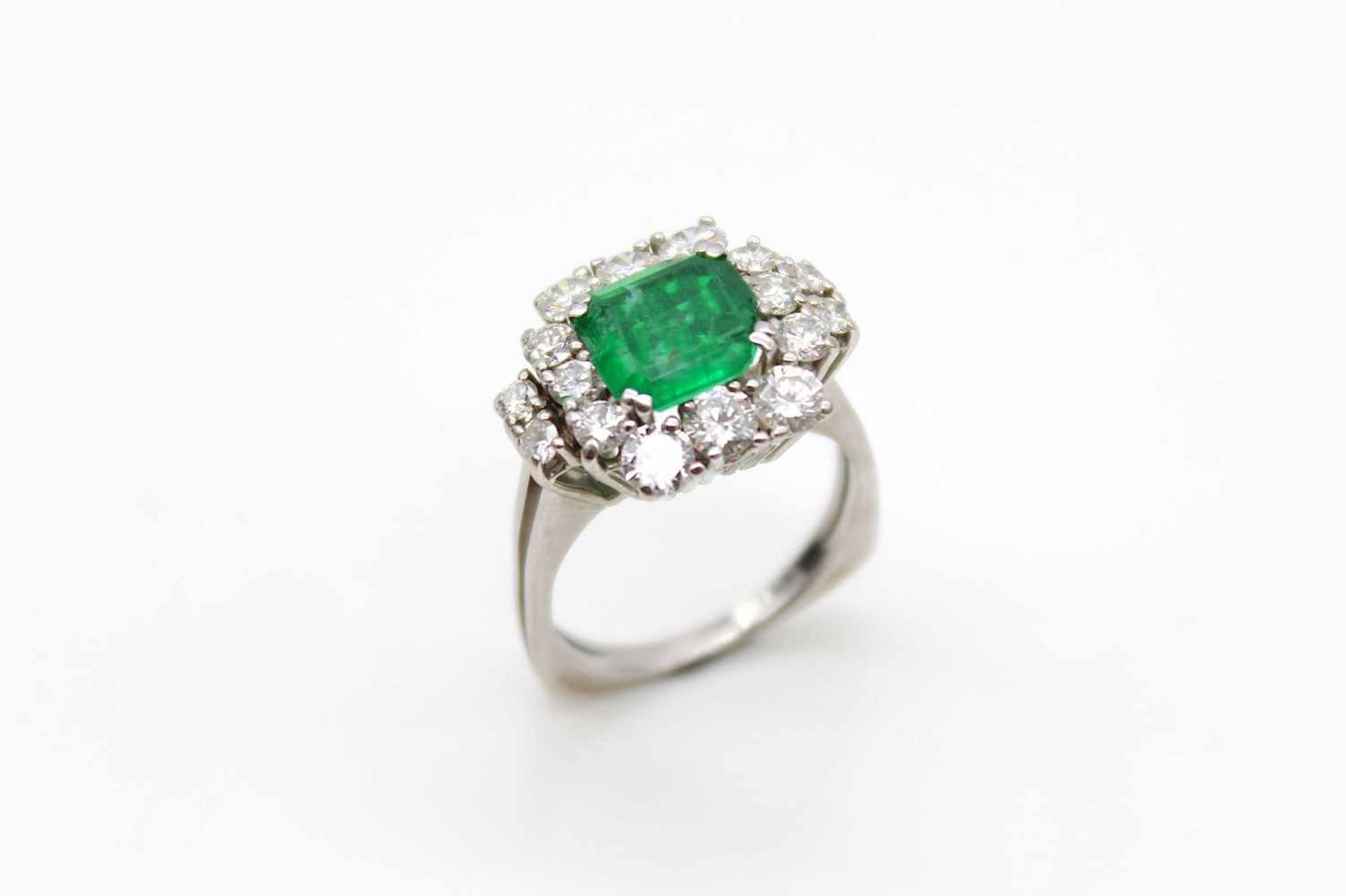 Ring tested for 750 white gold with a beryl doublet and 16 diamonds, total approx. 1.6 ct in high - Bild 3 aus 3