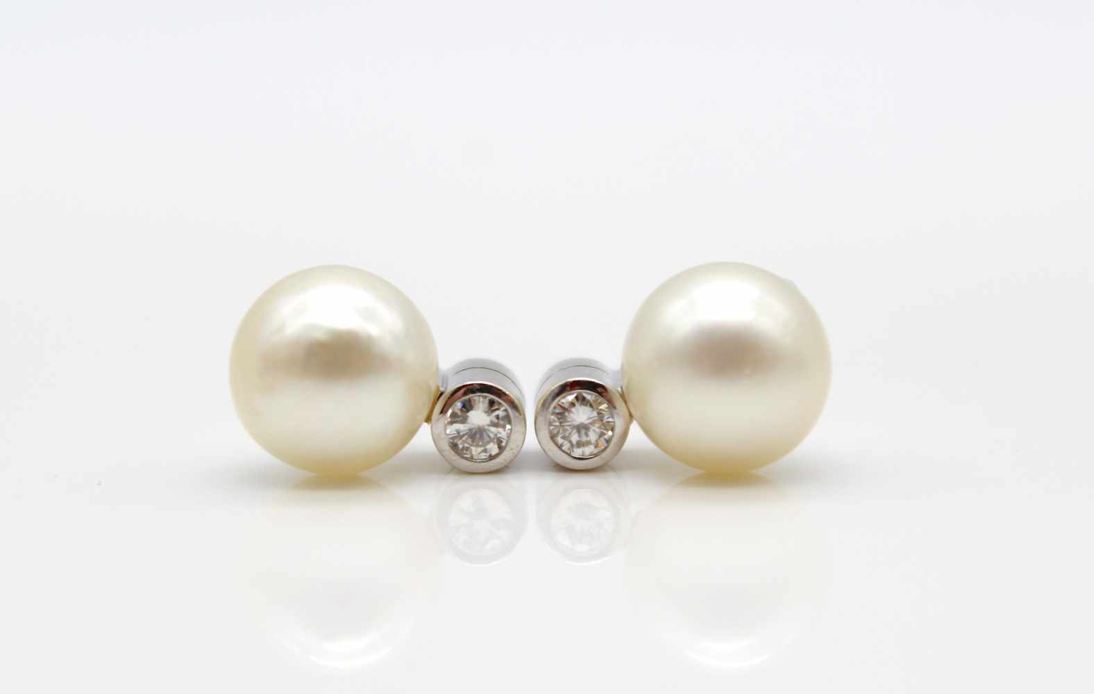 1 pair of ear studs made of 585 gold with one cultured pearl each, diameter 10.8 mm and 2 diamonds - Image 3 of 3