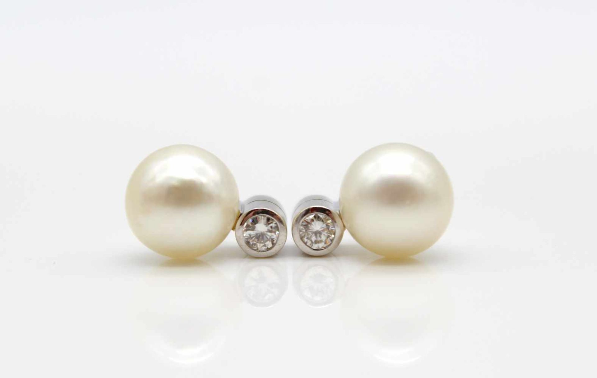 1 pair of ear studs made of 585 gold with one cultured pearl each, diameter 10.8 mm and 2 diamonds - Bild 3 aus 3