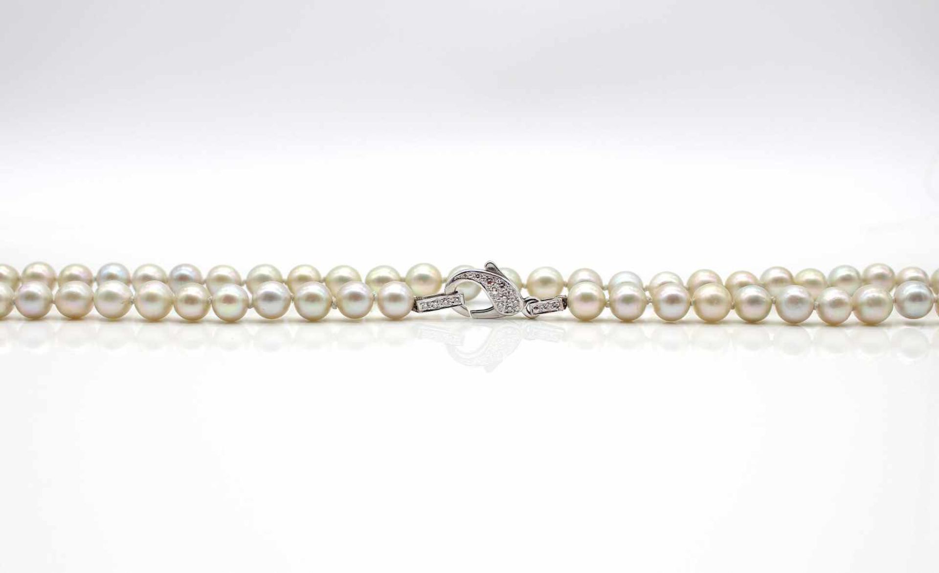 Akoya cultured pearl necklace, diameter 7.0 to 7.4 mm, lock tested on 585 gold with 30 diamonds, - Bild 2 aus 3