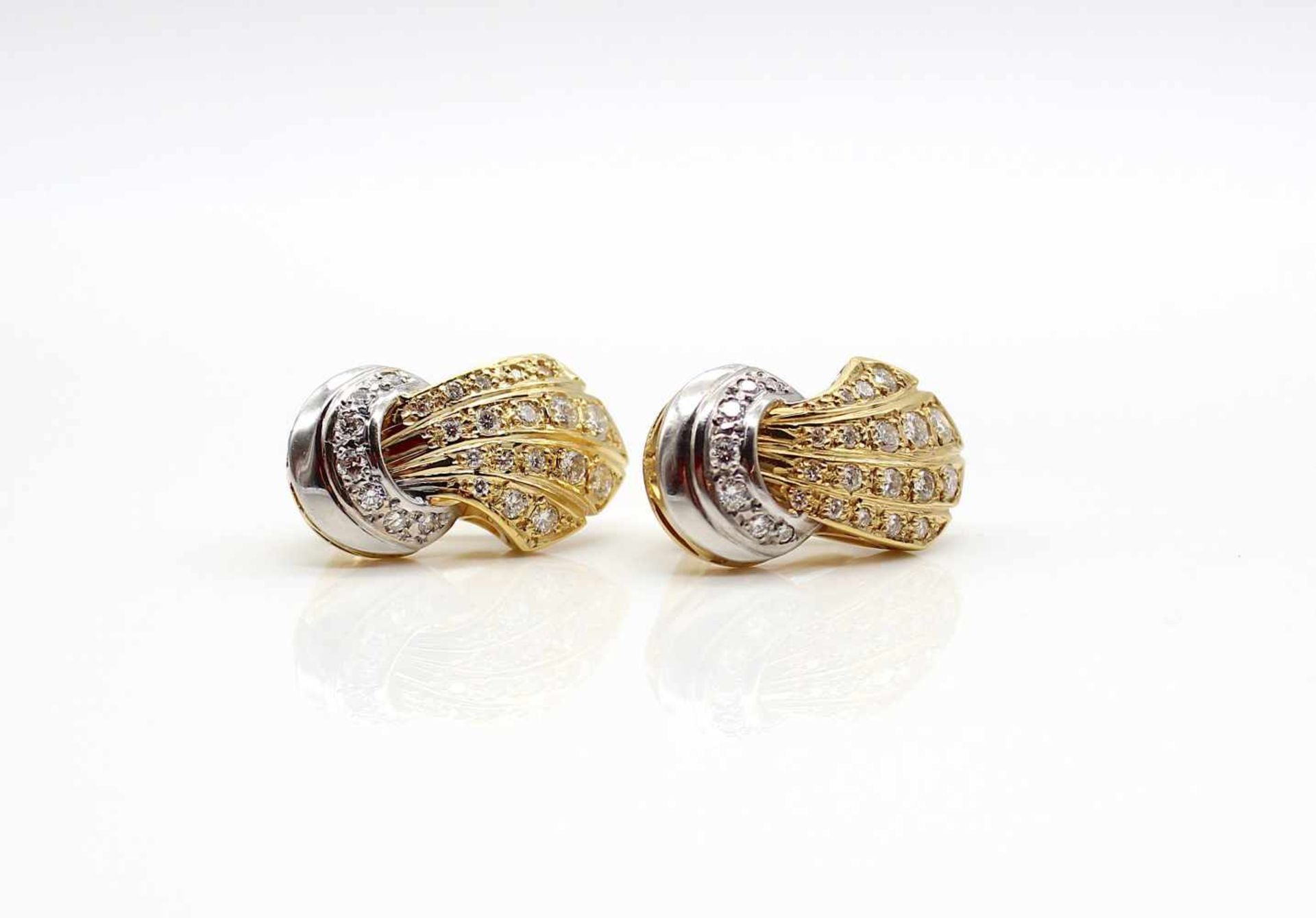 1 pair of earclips made of 750 gold with 50 diamonds, total approx. 1.4 ct in high purity and - Bild 2 aus 3