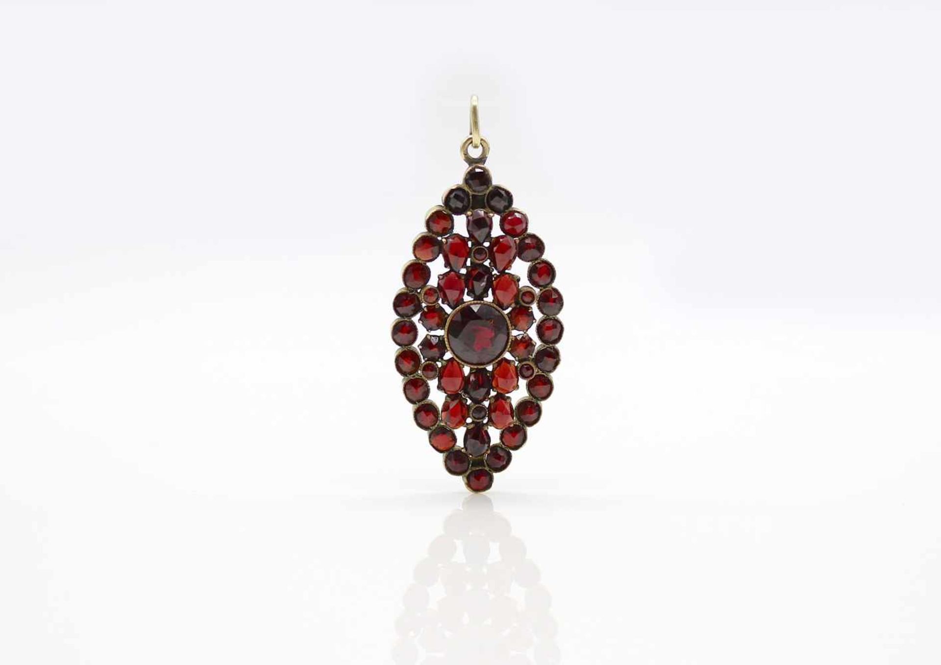 2 pendants with 333 gold garnets, Dimensions: 11.3 x 16.3 mm and 10.6 x 14.1 mm, weight 3 g,1 - Image 3 of 3