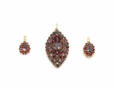 2 pendants with 333 gold garnets, Dimensions: 11.3 x 16.3 mm and 10.6 x 14.1 mm, weight 3 g,1