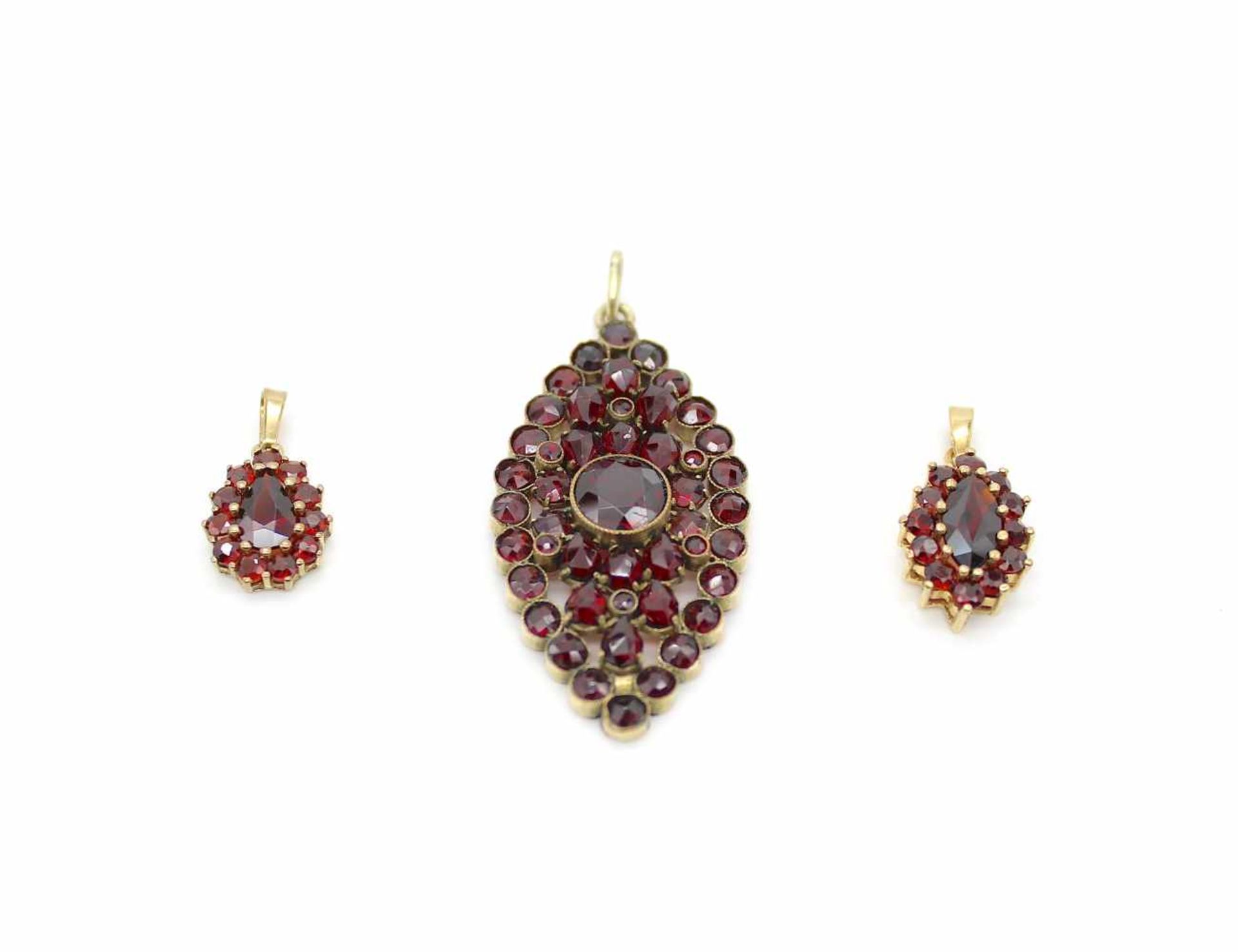 2 pendants with 333 gold garnets, Dimensions: 11.3 x 16.3 mm and 10.6 x 14.1 mm, weight 3 g,1