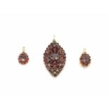 2 pendants with 333 gold garnets, Dimensions: 11.3 x 16.3 mm and 10.6 x 14.1 mm, weight 3 g,1