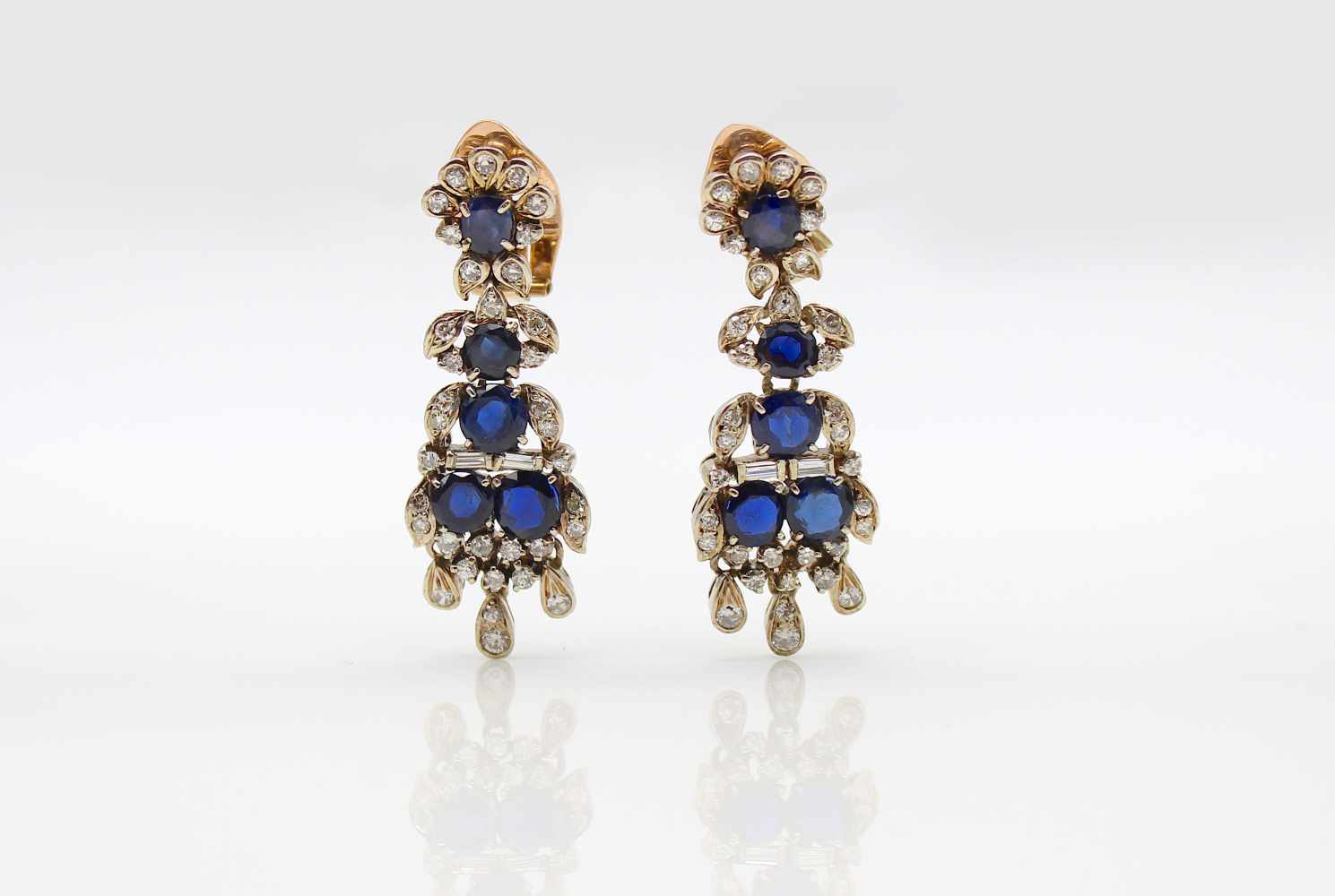 Pair of earrings tested for silver and 750 gold plugs with 10 sapphires, total approx. 5.5 ct and 74 - Image 2 of 3