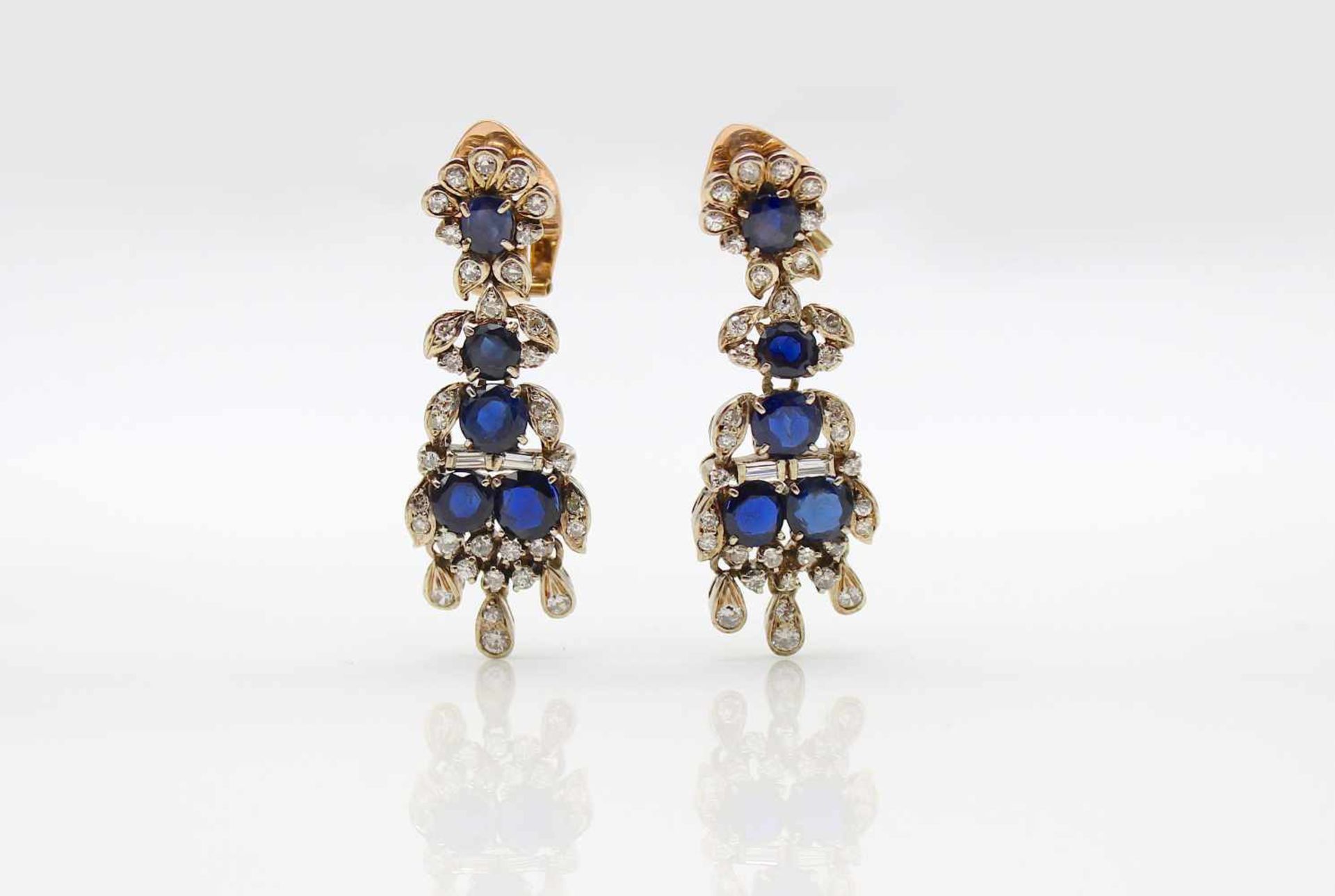 Pair of earrings tested for silver and 750 gold plugs with 10 sapphires, total approx. 5.5 ct and 74 - Bild 2 aus 3