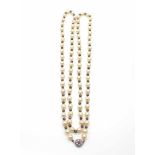 Two-coloured cultured pearl necklace, diameter cream 8,7 - 9,4 mm and black 5 - 5,3 mm. Lock made of