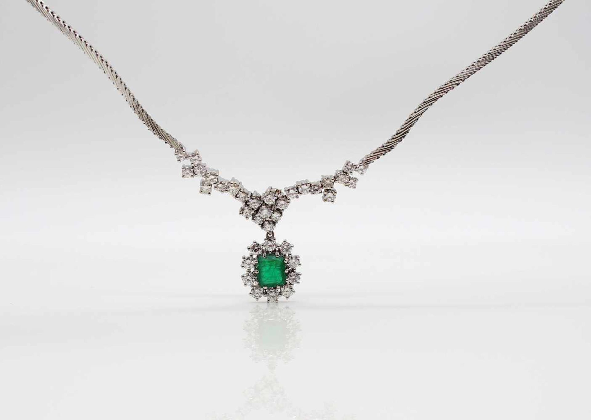 Necklace in 585 white gold with an emerald about 1.4 ct and 36 diamonds, total about 3.4 ct in - Bild 3 aus 4