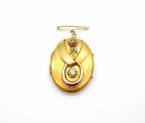 Medallion tested on 750 gold with a diamond approx. 0.45 ct, medium purity and colorWeight 10.6 g,