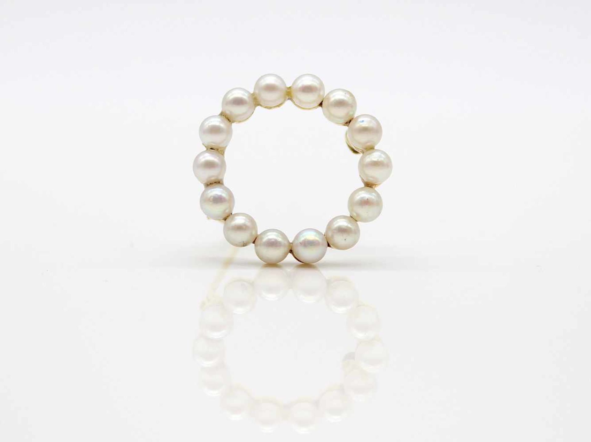 Brooch made of 585 gold with small cultured pearls, weight 3,6 g, diameter 22,1 mmBrosche aus - Bild 3 aus 3