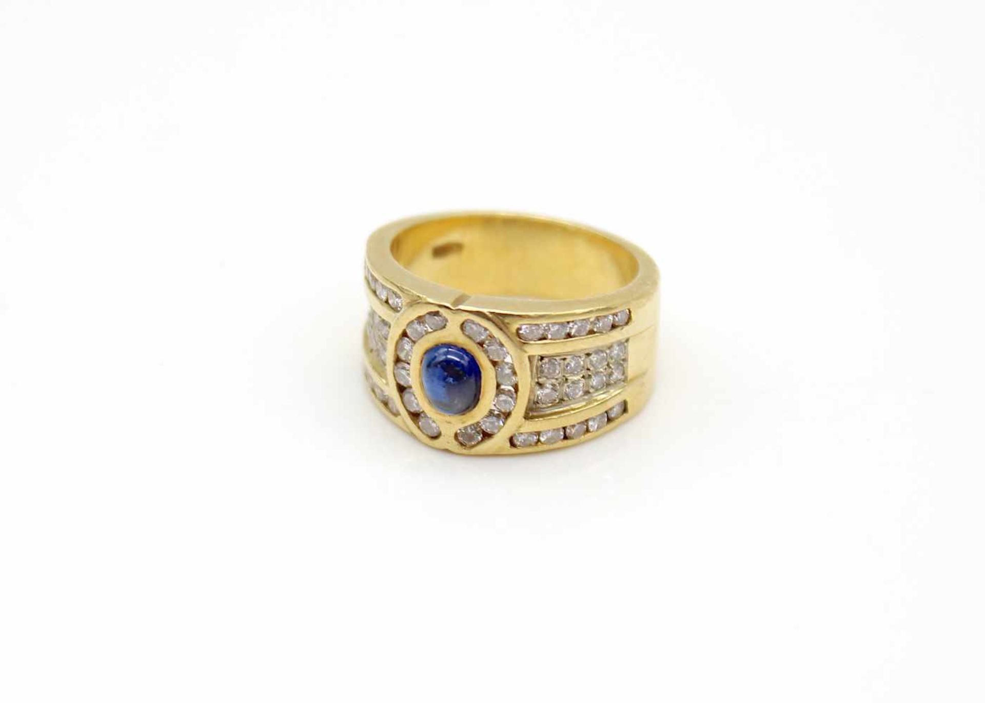 Ring made of 750 gold with a sapphire cabochon approx. 0.60 ct and diamonds, total approx. 0.80 ct - Bild 2 aus 3