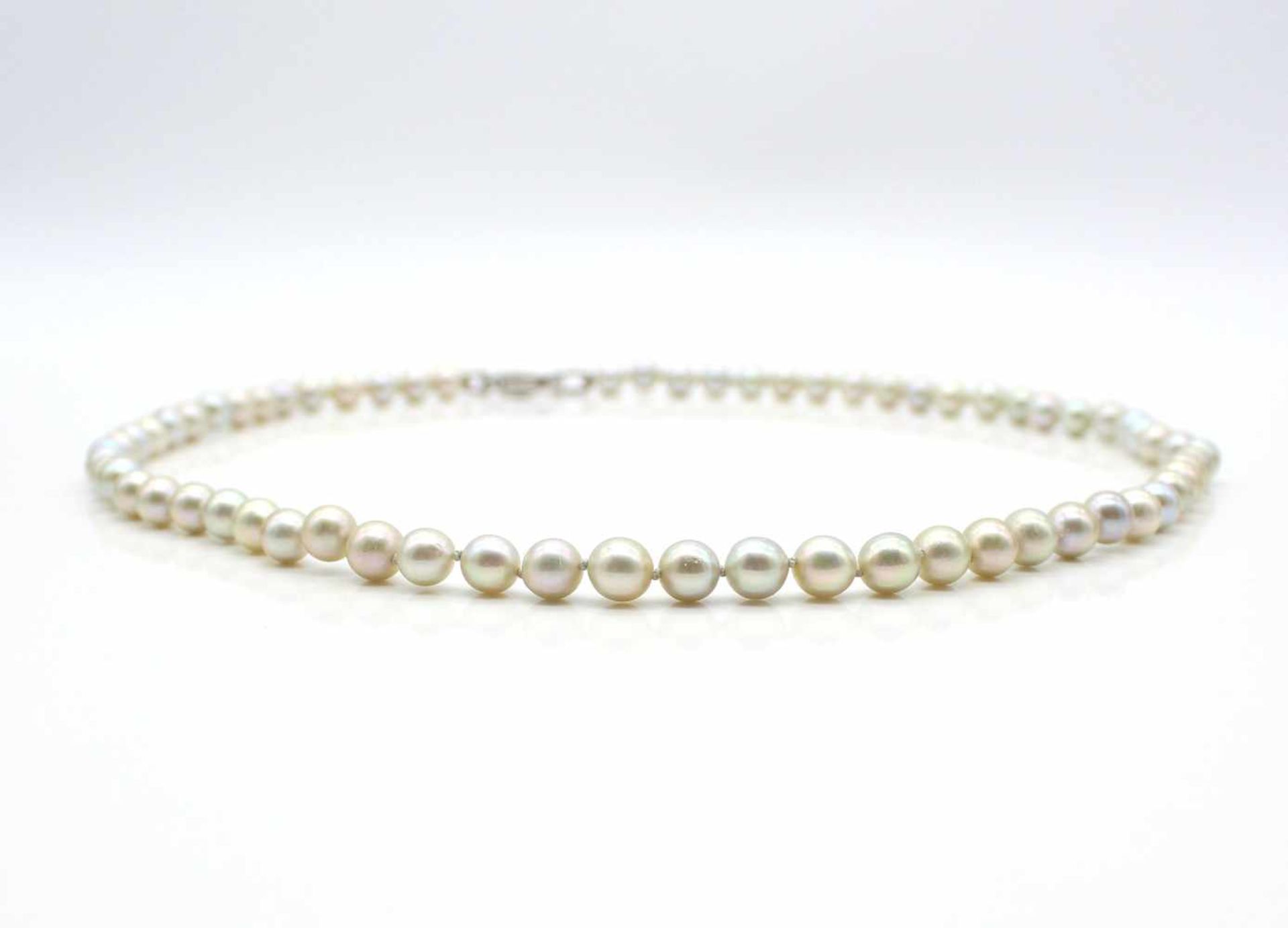 Akoya cultured pearl necklace, diameter 7.0 to 7.4 mm, lock tested on 585 gold with 30 diamonds, - Bild 3 aus 3