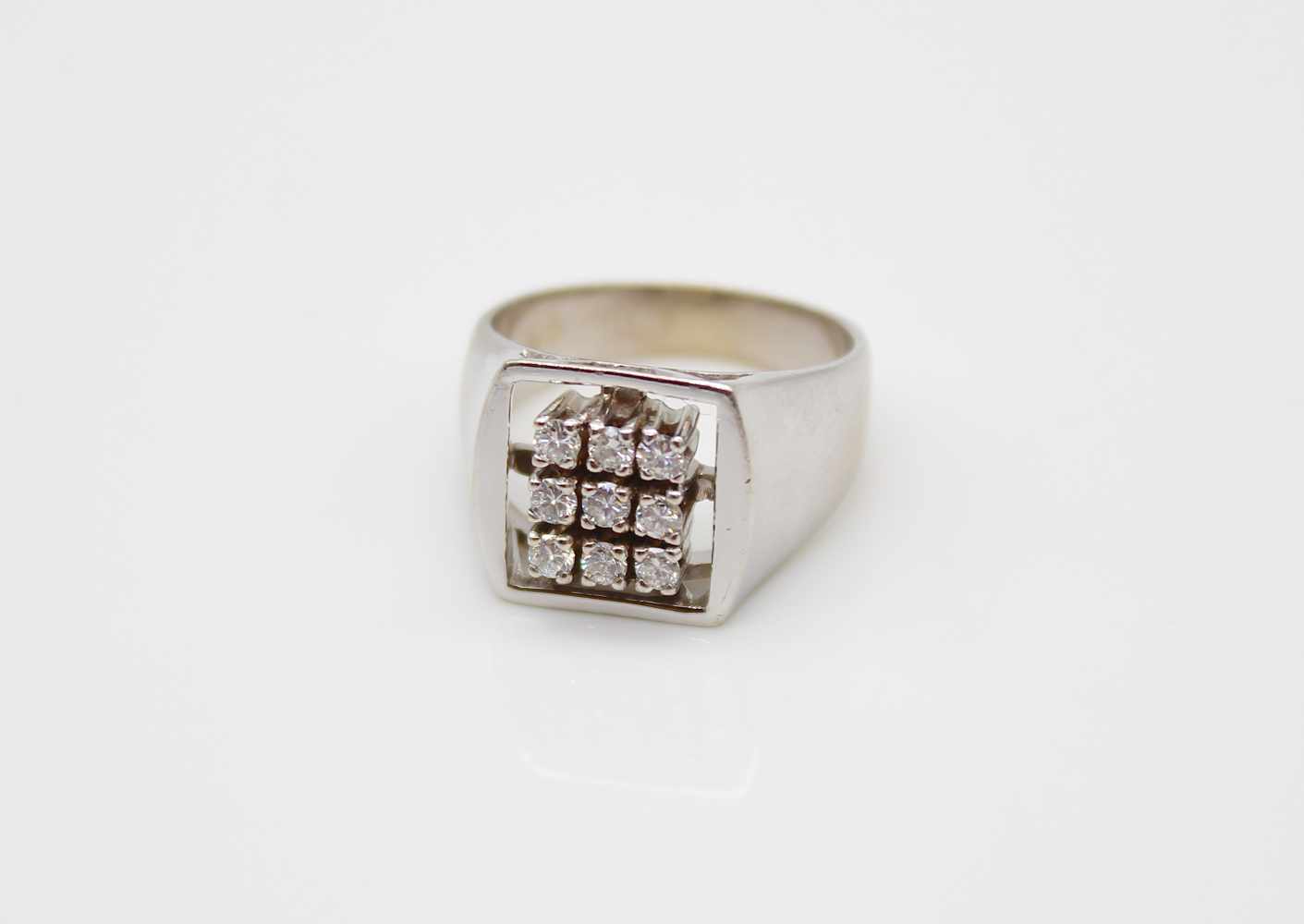 Ring in 585 white gold with 9 diamonds, total approx. 0.45 ct, high purity and colour,Weight 9.9 - Image 2 of 3