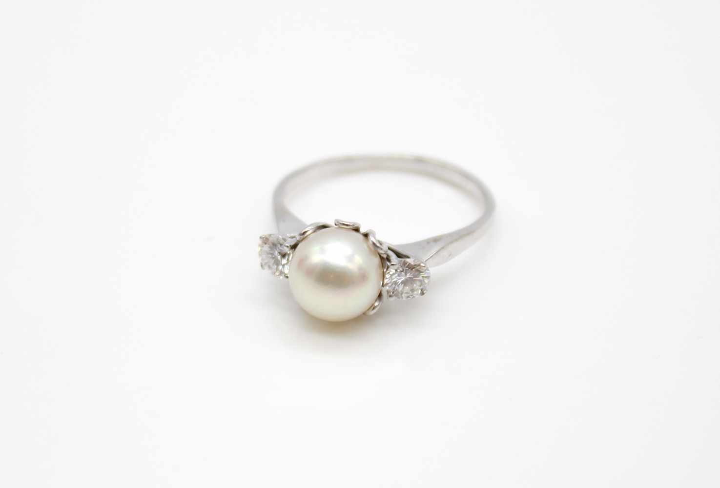 Ring in 585 white gold with one cultured pearl and 2 diamonds, total approx. 0.40 ct in high - Image 2 of 3