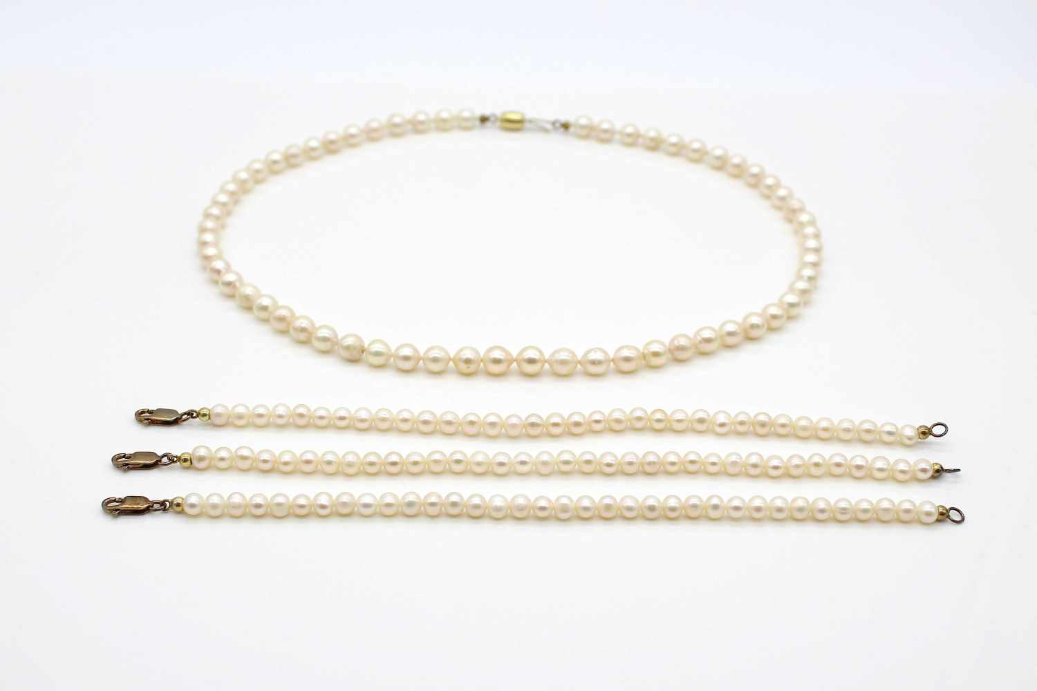 Akoya cultured pearl necklace with a lock made of 585 gold, length 47 cm, 3 bracelets, locks made of - Image 2 of 3