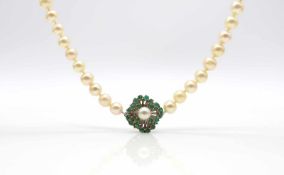 Akoya cultured pearl necklace, diameter 7.4 - 7.9 mm, lock in 585 white gold with 20 emeralds, total
