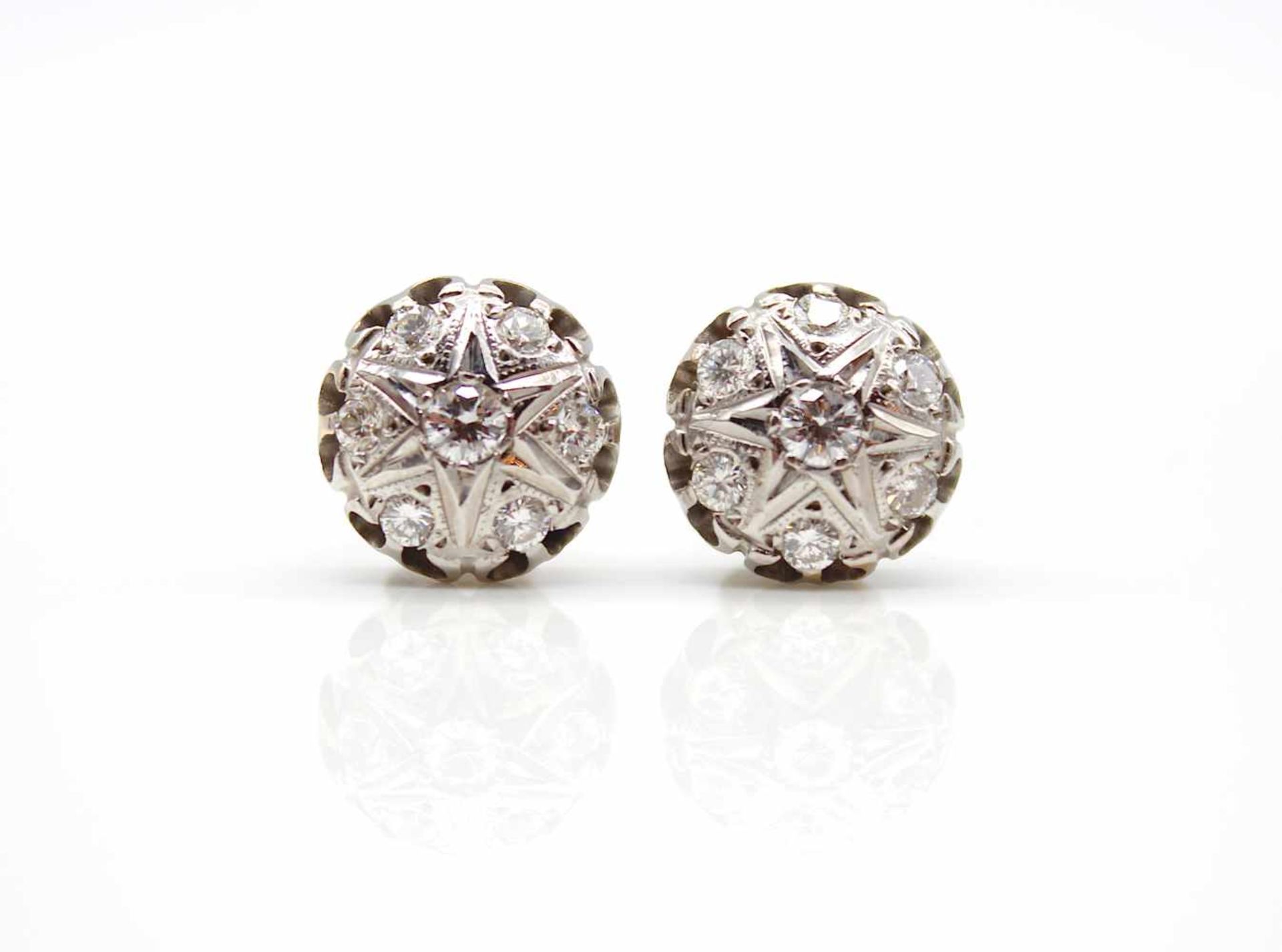 1 pair of earrings tested on 750 white gold with 14 diamonds, total approx. 1.0 ct, high purity