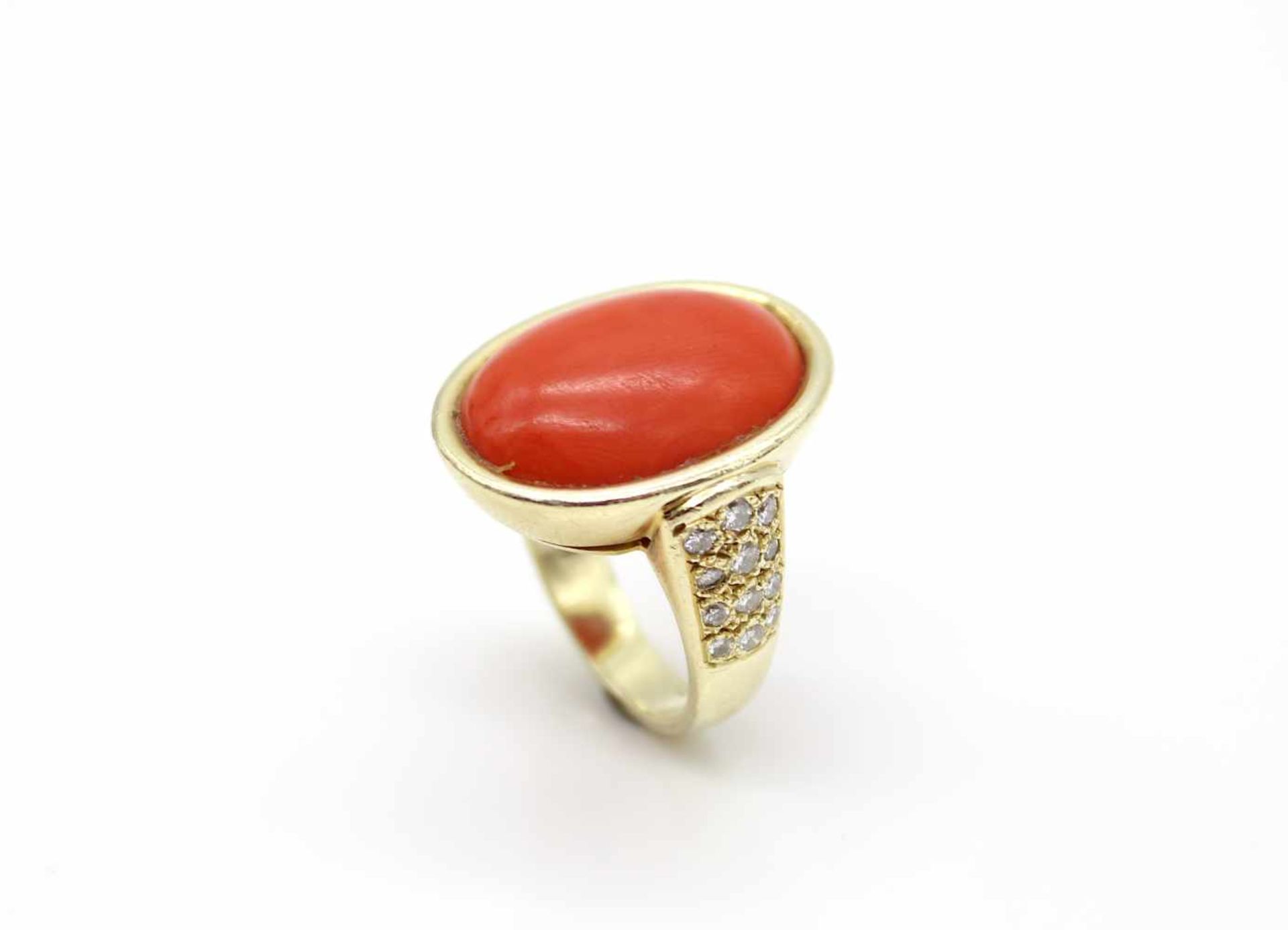 Ring made of 585 gold with an orange coral and 24 diamonds, total approx. 0.50 ct, high degree of