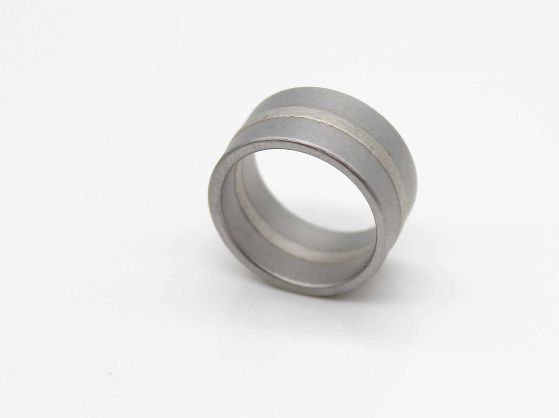 Niessing ring made of steel and 1000 platinumWeight 9.8 g, size 53. Niessing Ring aus Stahl und
