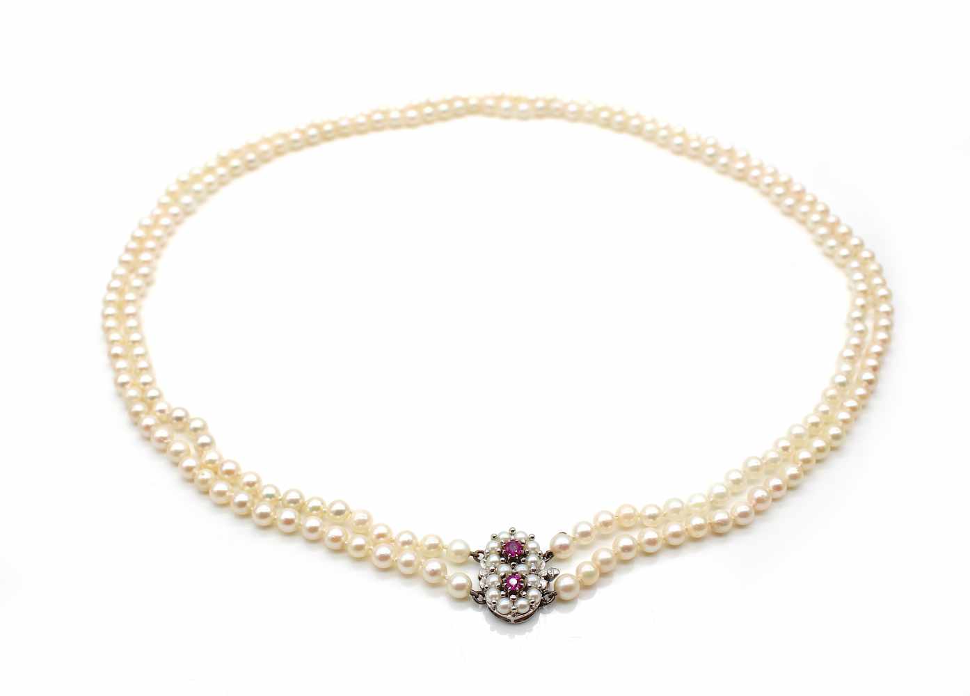 Cultured pearl necklace in two rows with a lock in 750 white gold with 2 rubies.weight 49,3 g, - Image 2 of 3