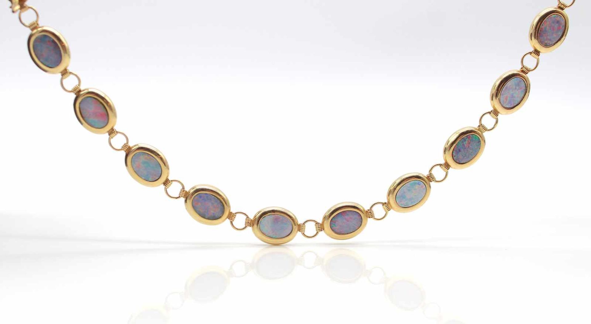 Bracelet made of 585 gold with 11 precious opals.weight 7,3 g, length approx. 18 cm Armband aus