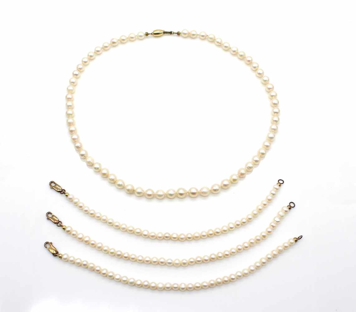 Akoya cultured pearl necklace with a lock made of 585 gold, length 47 cm, 3 bracelets, locks made of