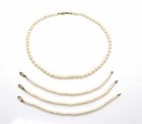 Akoya cultured pearl necklace with a lock made of 585 gold, length 47 cm, 3 bracelets, locks made of