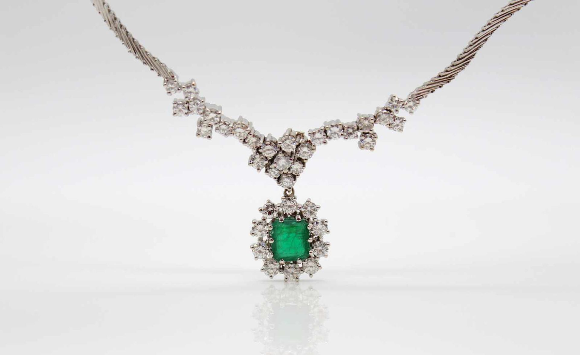 Necklace in 585 white gold with an emerald about 1.4 ct and 36 diamonds, total about 3.4 ct in