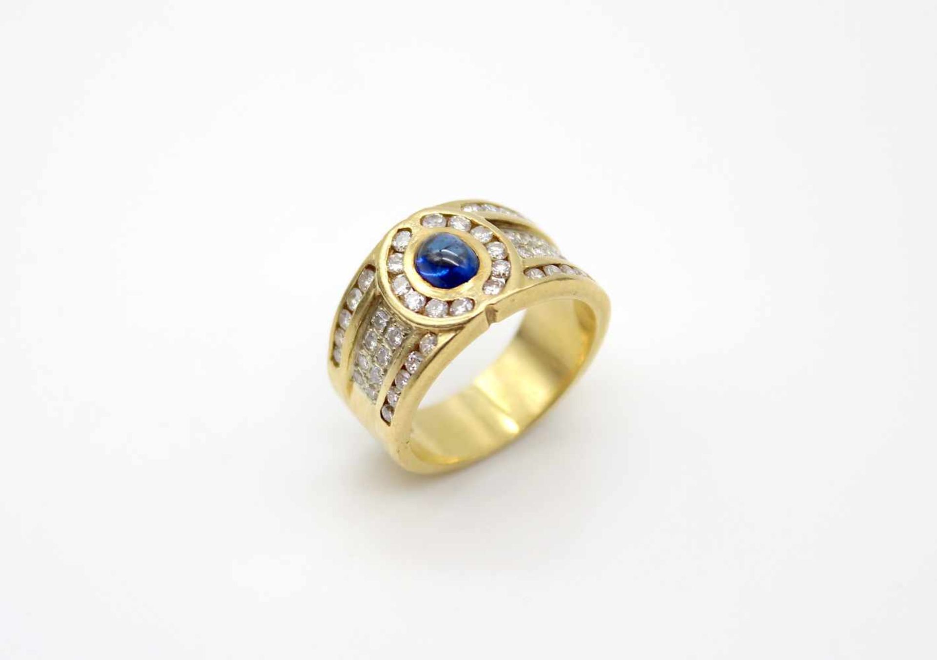 Ring made of 750 gold with a sapphire cabochon approx. 0.60 ct and diamonds, total approx. 0.80 ct - Bild 3 aus 3