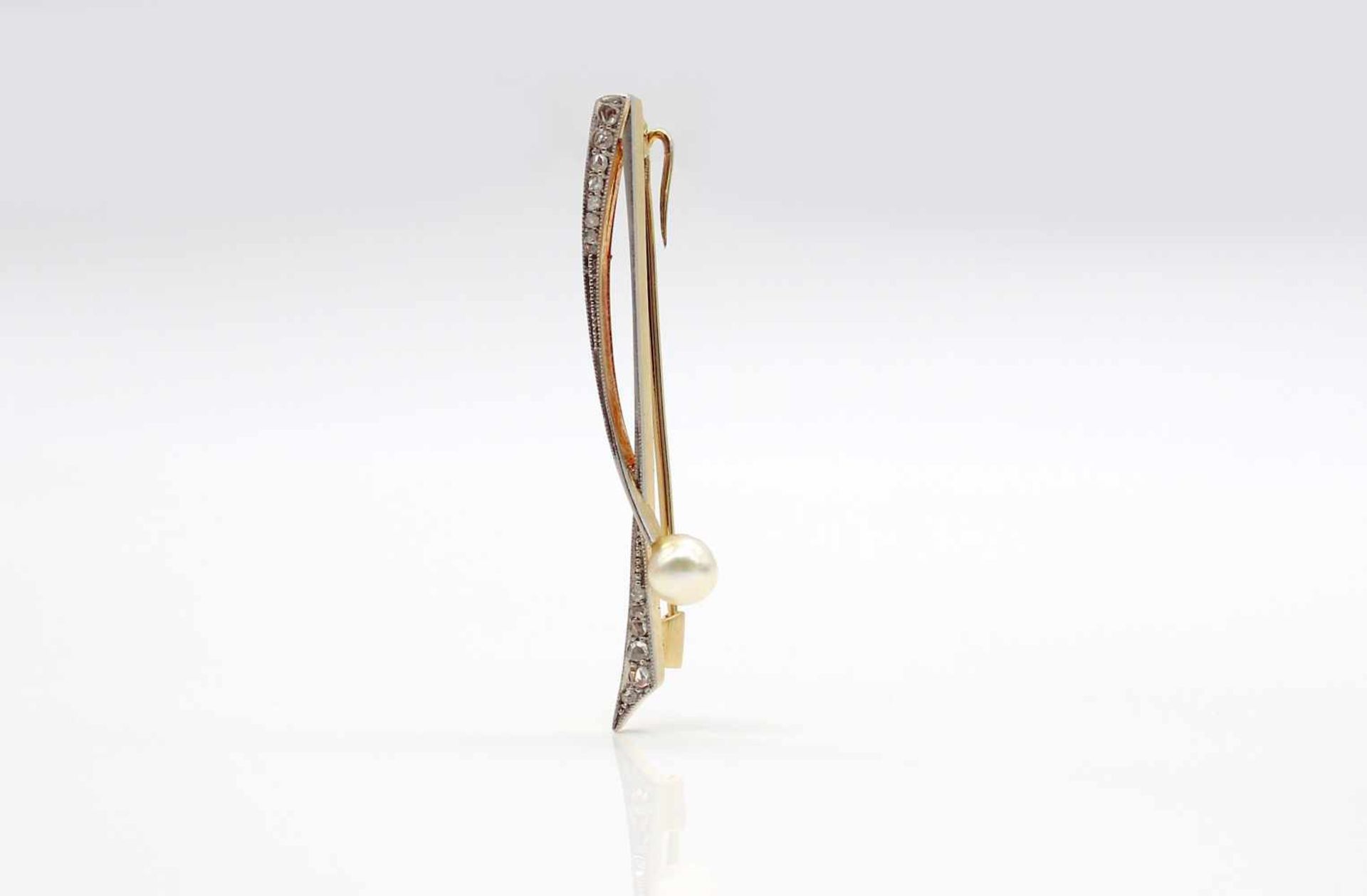 Needle made of 585 gold with one cultured pearl and 14 diamond roses, total approx. 0.07 ct,Weight 4 - Bild 3 aus 3