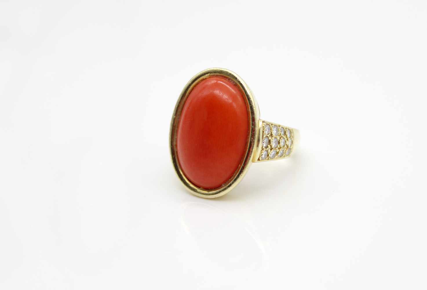 Ring made of 585 gold with an orange coral and 24 diamonds, total approx. 0.50 ct, high degree of - Image 3 of 3