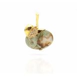 Apple-shaped pendant in 750 gold set with an oval chrysoprase cabochon and various diamonds, total