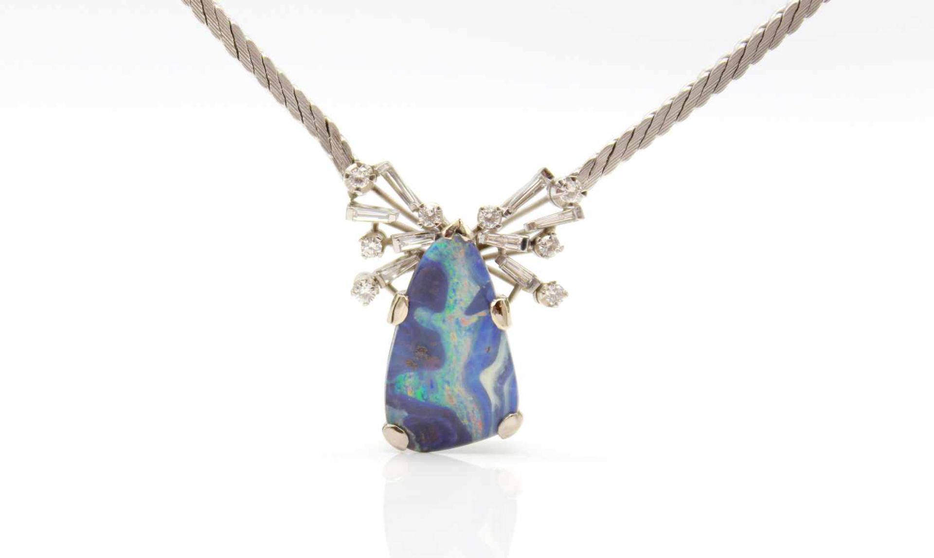 750 white gold necklace with a boulder opal, 21 x 13.5 mm and 16 diamonds, total ca. 0.50 ct.