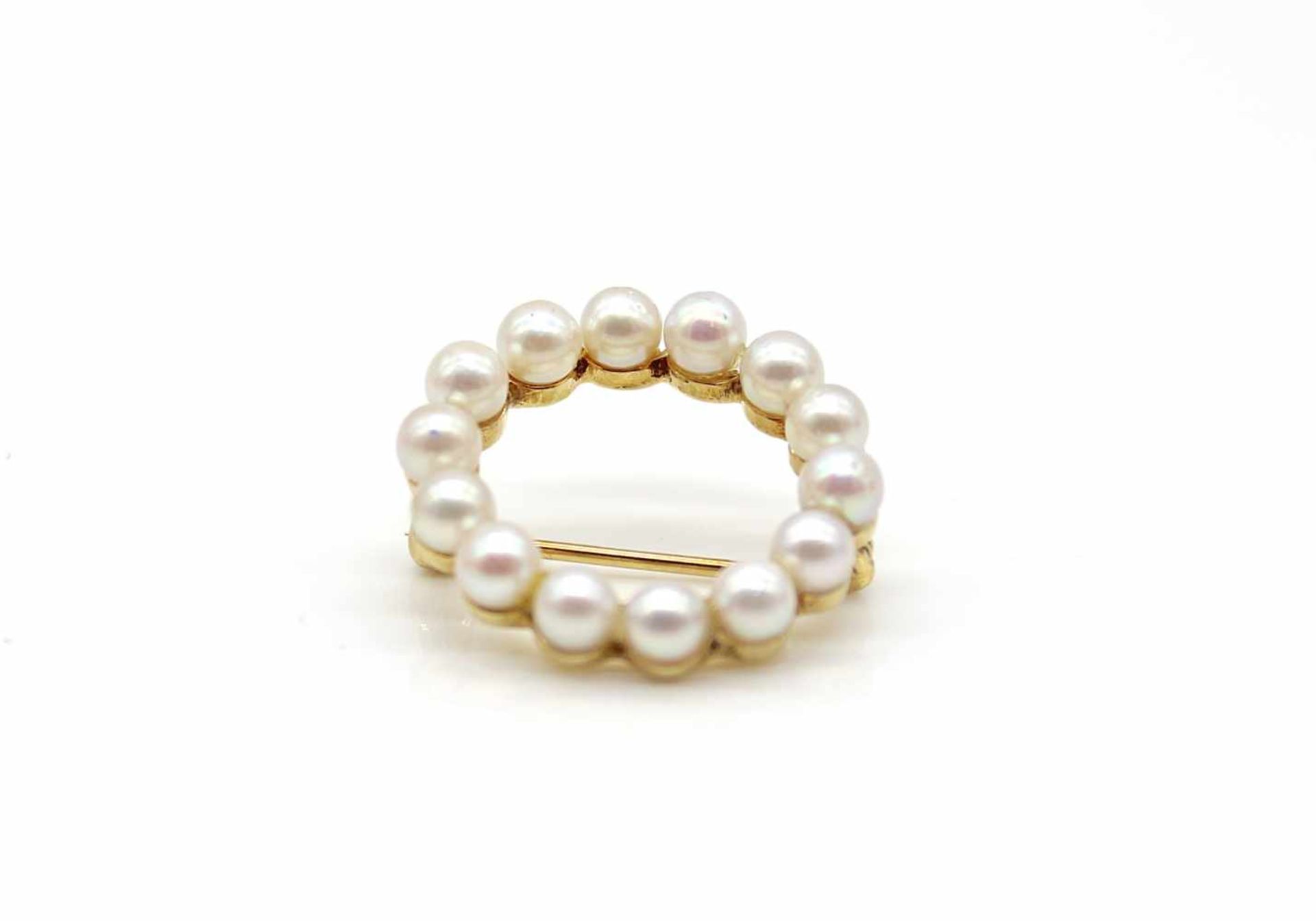 Brooch made of 585 gold with small cultured pearls, weight 3,6 g, diameter 22,1 mmBrosche aus - Bild 2 aus 3