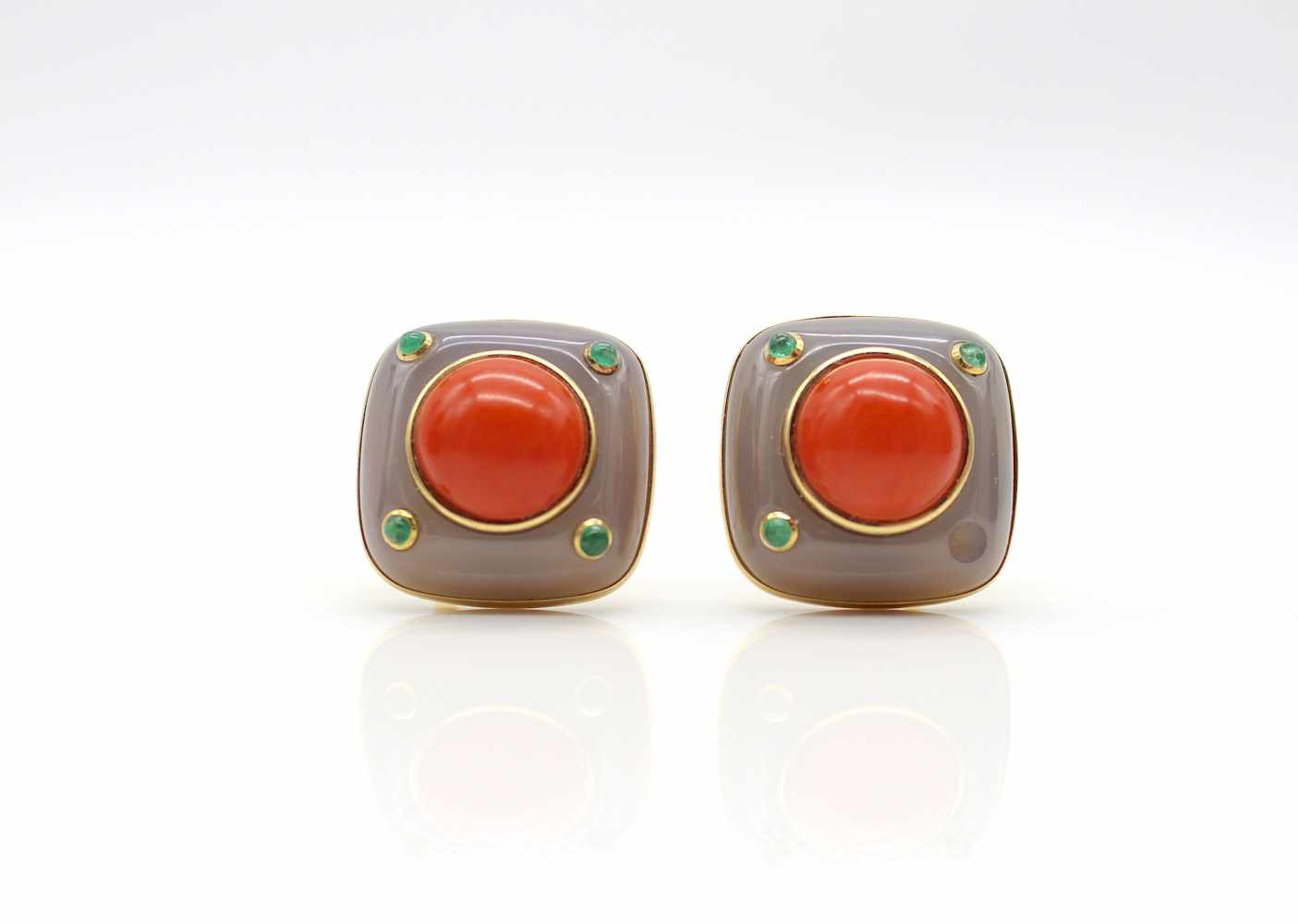 1 pair of 750 gold earclips, sig. Trianon with one coral, one quartz and one emerald ( 1 emerald