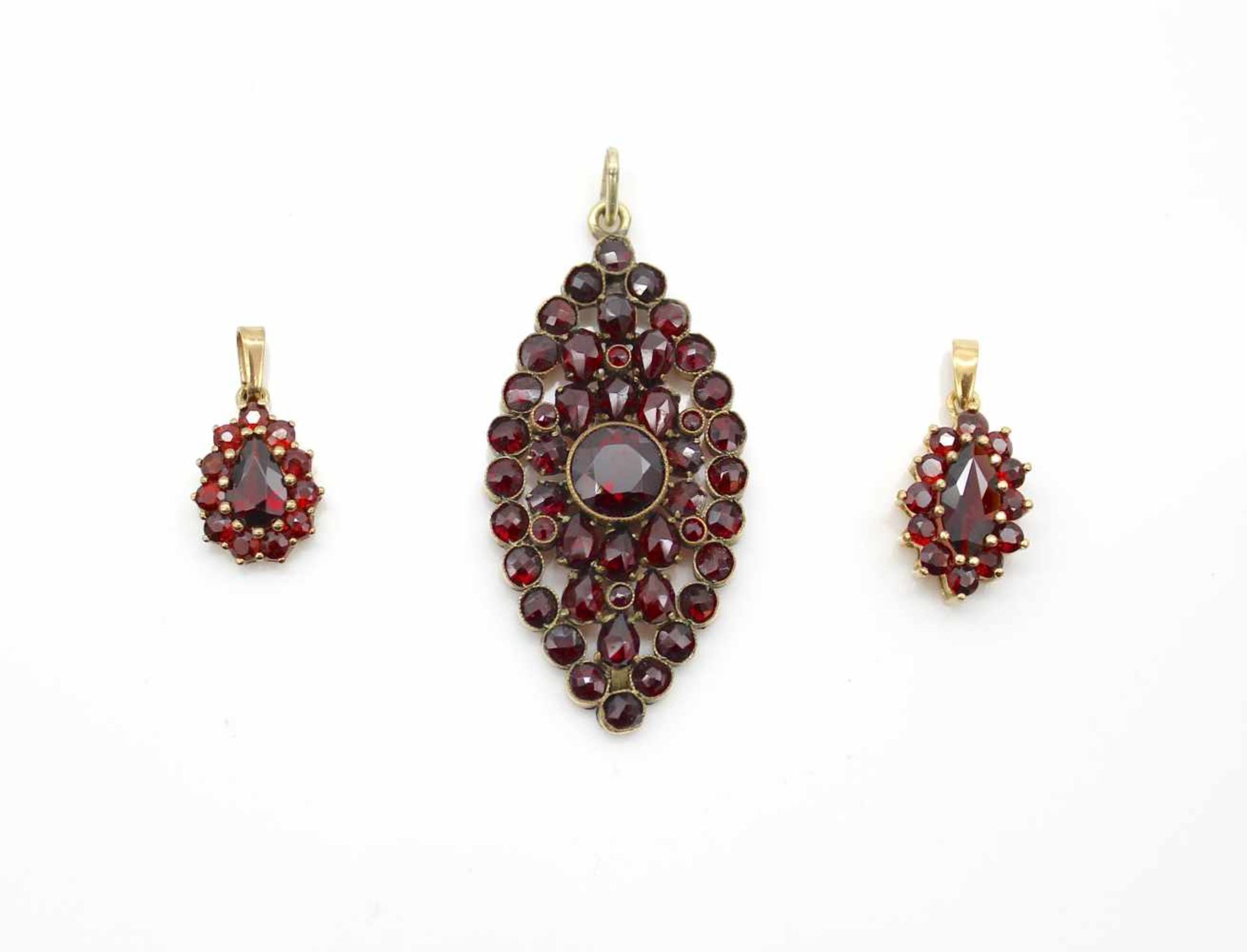 2 pendants with 333 gold garnets, Dimensions: 11.3 x 16.3 mm and 10.6 x 14.1 mm, weight 3 g,1 - Image 2 of 3