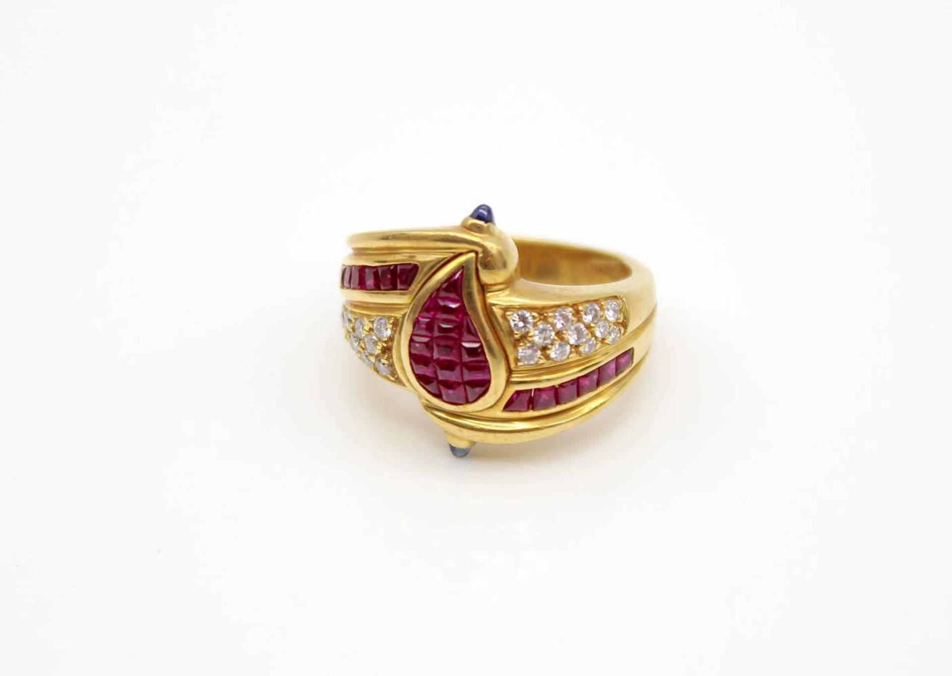 Ring tested to 21.6 ct gold with 2 sapphires, rubies total approx. 0.80 ct and diamonds, total - Bild 2 aus 3