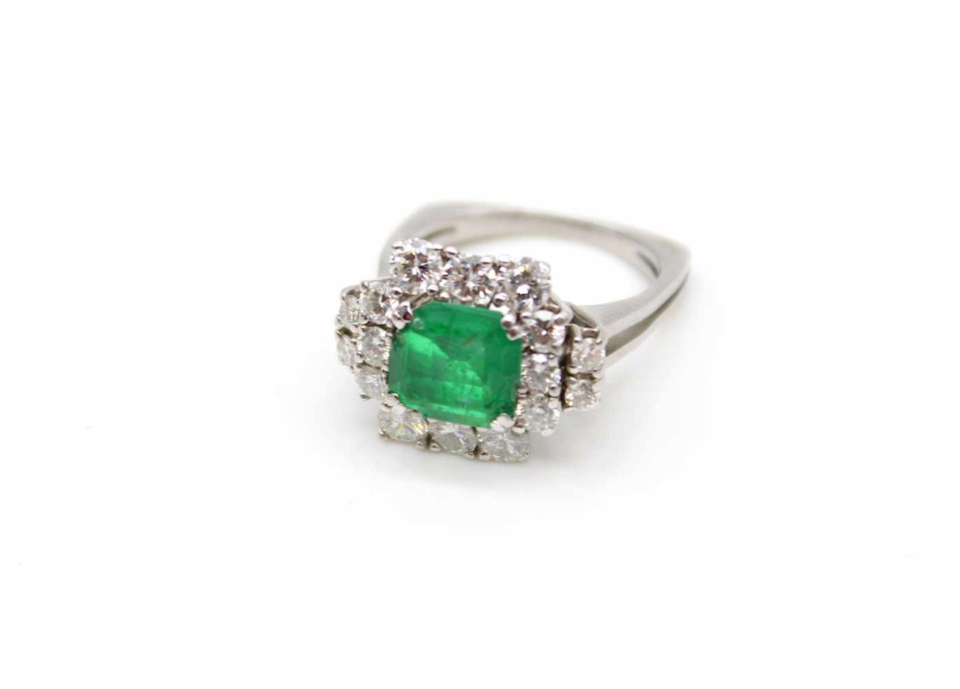 Ring tested for 750 white gold with a beryl doublet and 16 diamonds, total approx. 1.6 ct in high - Bild 2 aus 3