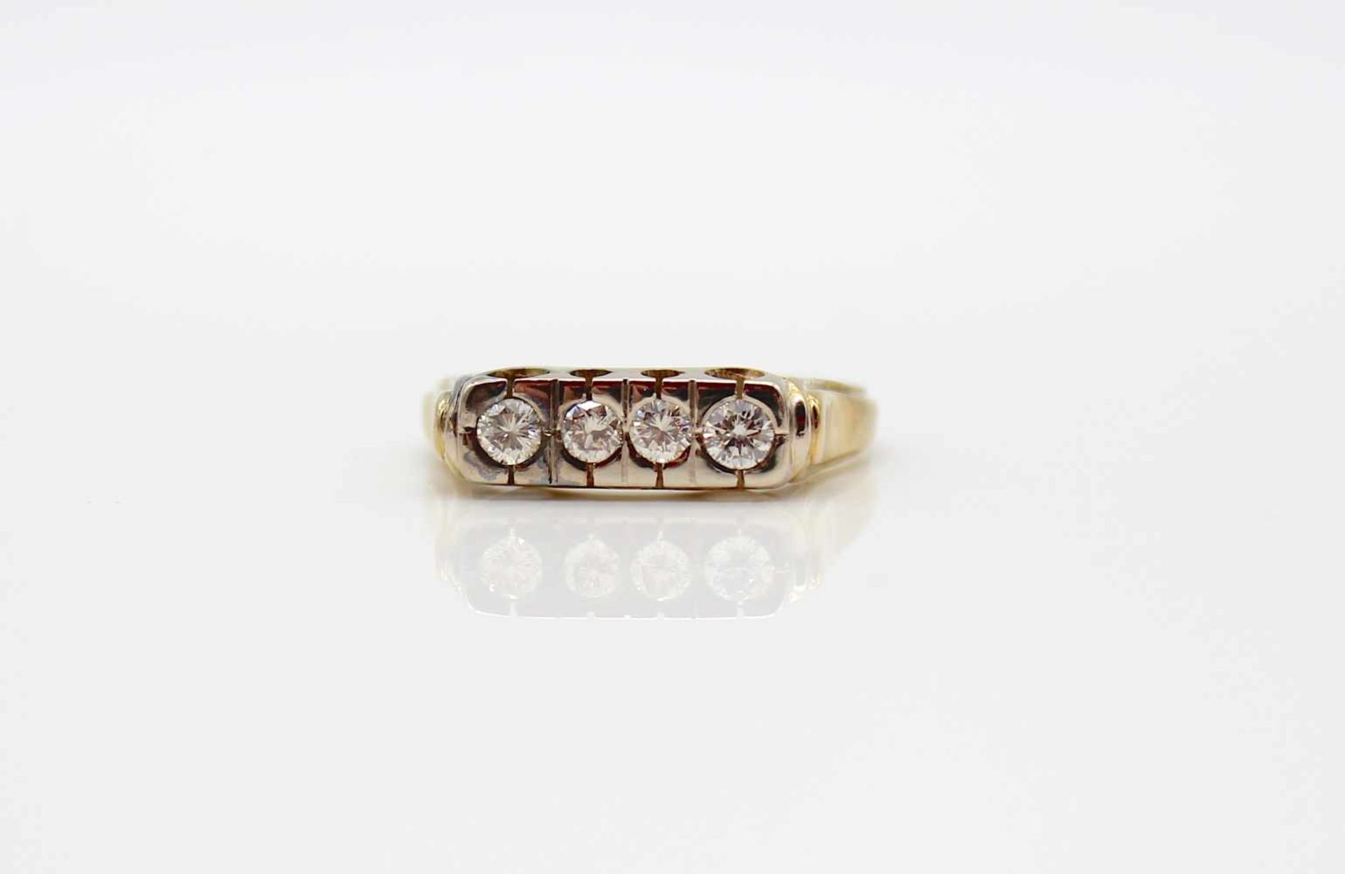 Ring made of 585 gold with 4 diamonds, total approx. 0.47 ct, high purity and medium degree of - Bild 3 aus 3