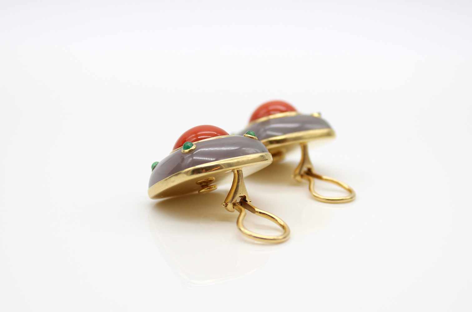 1 pair of 750 gold earclips, sig. Trianon with one coral, one quartz and one emerald ( 1 emerald - Image 4 of 4