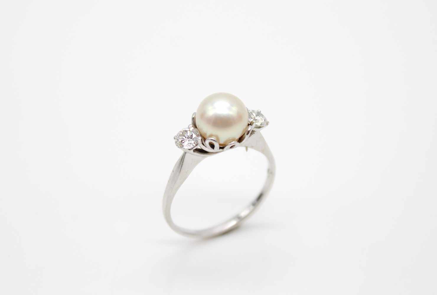 Ring in 585 white gold with one cultured pearl and 2 diamonds, total approx. 0.40 ct in high - Image 3 of 3