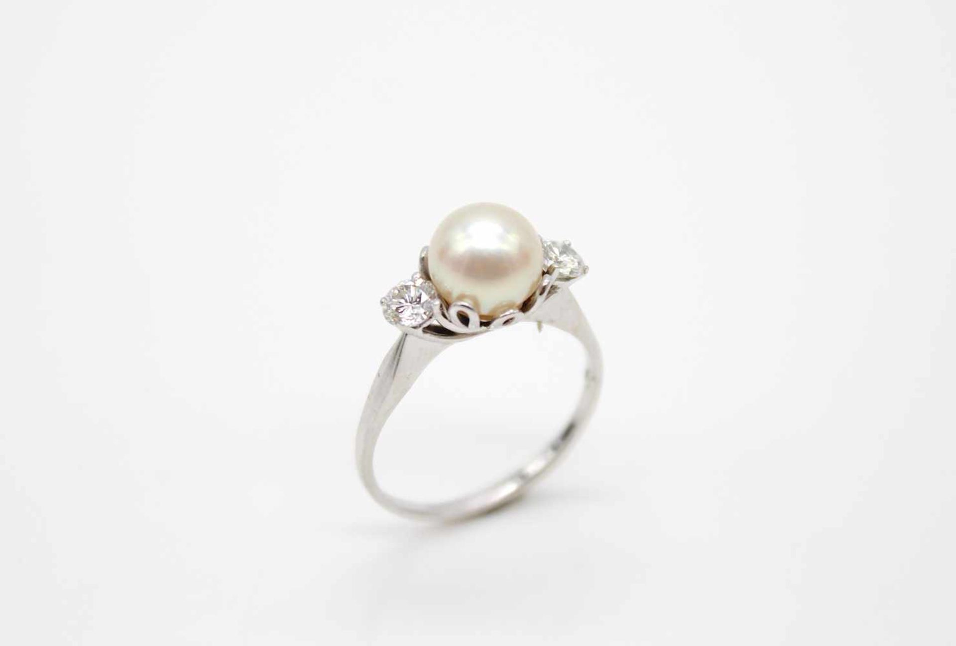 Ring in 585 white gold with one cultured pearl and 2 diamonds, total approx. 0.40 ct in high - Bild 3 aus 3