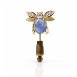 Pin tested for 585 gold with a sapphire, approx. 4 ct and 7 diamonds, total approx. 0.28 ct in