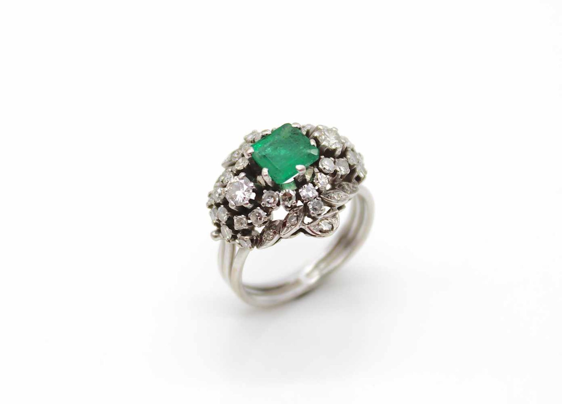 Ring tested for 750 gold with an emerald of approx. 1 ct and 41 diamonds, total approx. 1.1 ct ( - Bild 3 aus 3