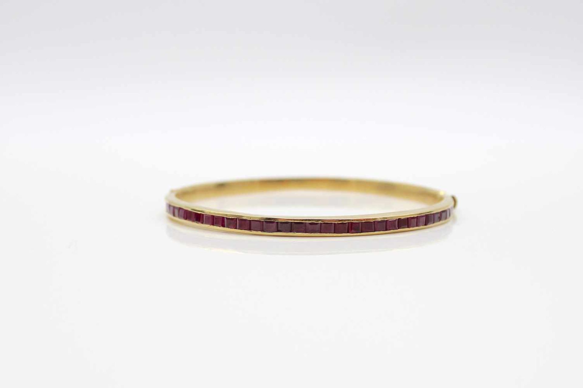 Bangle tested for 21,6 ct gold with 31 rubies, total ca. 4,6 ct. The bracelet would have to be re- - Bild 2 aus 3